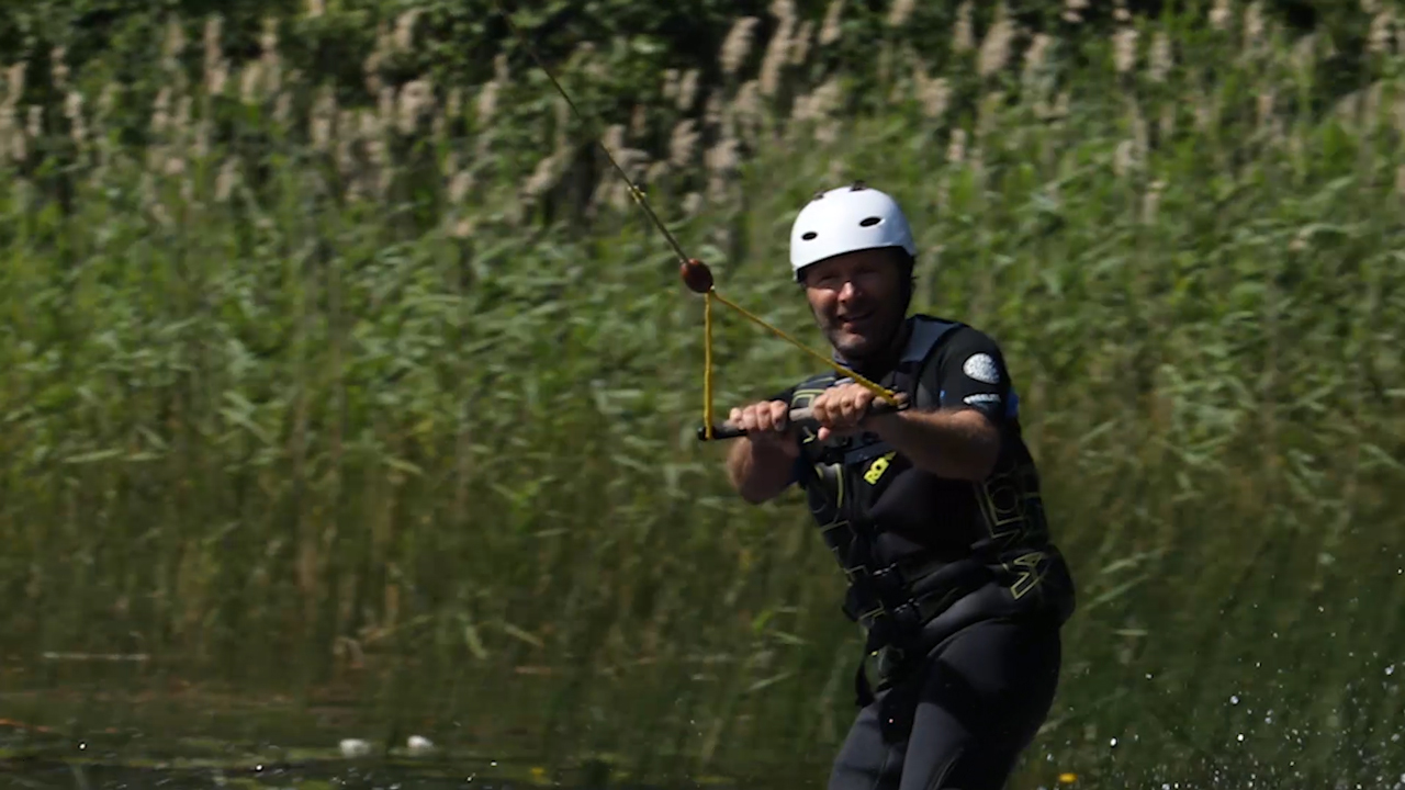 Martin Örnroth testar wakeboard i Fagersta Cable Park