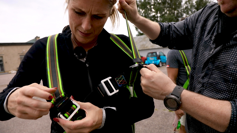Erica Johansson gör sig redo för att klättra i mast